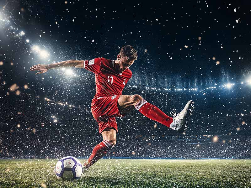 昔日名场面穆帅本想找裁判理论，看到裁判手里红牌后扭头就走